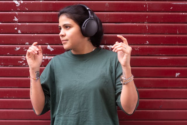 despedido por escuchar música